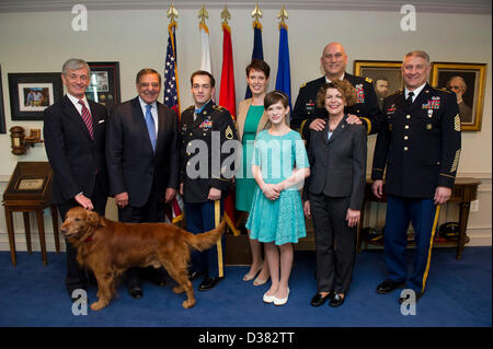 Pentagone, Arlington, Virginia. 12 février 2013. Le secrétaire américain à la Défense Leon Panetta se tient avec le sergent de l'Armée de Clinton Romesha et sa famille, ainsi que (L-R) Secrétaire de l'armée, John McHugh, Chef du personnel de l'armée, le général Raymond Odierno et sa femme Linda et sergent-major de l'armée, le Sergent Major Raymond Chandler III au Pentagone, le 12 février 2013 à Arlington, VA. Romesha a été présenté la médaille d'honneur hier à la Maison Blanche pour héroïsme au combat en Afghanistan.Credit : DOD Photo / Alamy Live News Banque D'Images