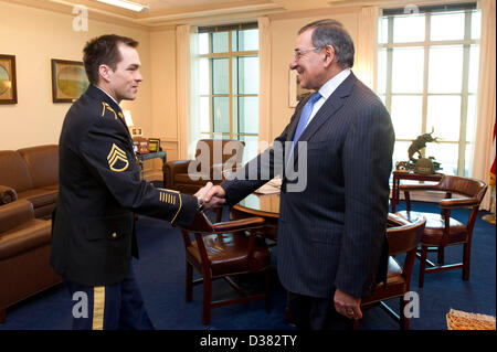 Pentagone, Arlington, Virginia. 12 février 2013. Le secrétaire américain à la Défense Leon Panetta, le sergent de l'Armée accueille Clinton Romesha au Pentagone, le 12 février 2013 à Arlington, VA. Romesha a été présenté la médaille d'honneur hier à la Maison Blanche pour héroïsme au combat en Afghanistan.Credit : DOD Photo / Alamy Live News Banque D'Images