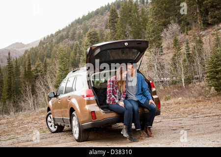 USA, Utah, Salt Lake City, portrait of young couple sitting in car trunk en scène non urbaines Banque D'Images