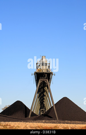 L'extraction du charbon et de la courroie du convoyeur des piles de charbon avec un fond de ciel bleu. L'Australie Banque D'Images
