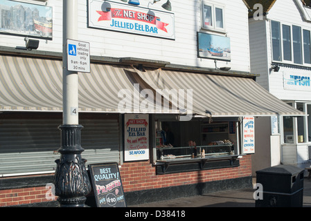 La Boutique Net une anguille en gelée bar situé dans la vieille ville de Hastings a proximité de la fishermans huts & flotte de pêche. Servant des fruits de mer Banque D'Images