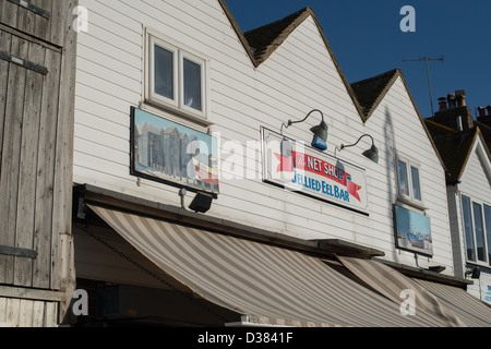 La Boutique Net une anguille en gelée bar situé dans la vieille ville de Hastings a proximité de la fishermans huts & flotte de pêche. Servant des fruits de mer Banque D'Images