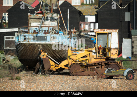 Un bulldozer de rouille jaune utilisé pour pousser et tirer des bateaux de pêche sur la plage d'Hastings et de la mer. Banque D'Images