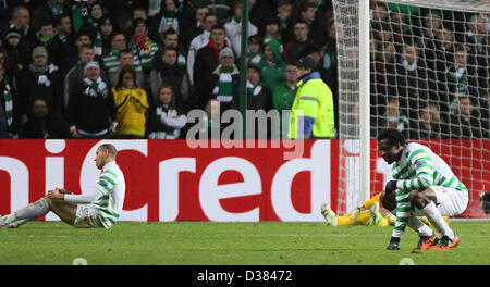 Glasgow, Ecosse, Royaume-Uni. 12 février 2013. Les joueurs sont assis celtique abattus après le 3e but durant le match de la Ligue des Champions entre la Juventus et celtique de Celtic Park. Credit : Action Plus de Sports / Alamy Live News Banque D'Images