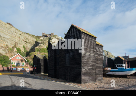 Cabanes de pêcheurs dans la vieille ville de Hastings au rock-a-nore. Utilisé pour suspendre et filets de séchage environ 50 de ces abris sont présents. Banque D'Images