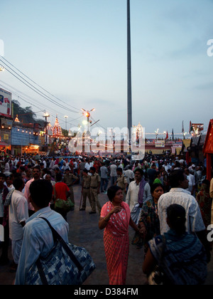 Les pèlerins se rassemblent à Haridwar la troisième Shahi Snan Kumbh Mela à Har ki Pauri pour prendre le bain dans la rivière Ganga, 2010. Banque D'Images