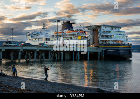 Chargement de ferry au coucher du soleil, l'eau profonde Dock, Homer Spit, Homer, Alaska, USA Banque D'Images