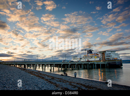 Chargement de ferry au coucher du soleil, l'eau profonde Dock, Homer Spit, Homer, Alaska, USA Banque D'Images