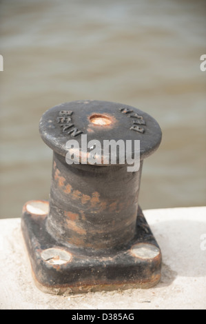 Bollard pour tyeing les navires à quai sur corde Banque D'Images