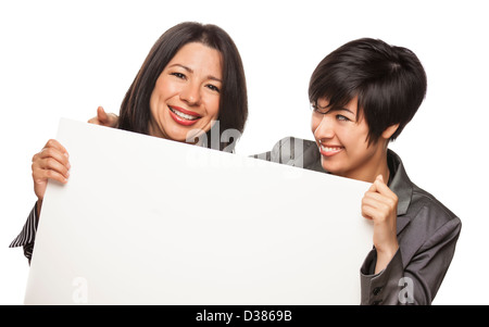 Belle Mixed Race Mother and Daughter Holding Blank panneau blanc isolé sur fond blanc. Banque D'Images