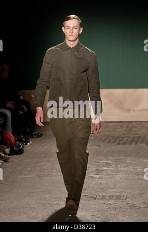 New York, USA. 12 février 2013. Perry Ellis par Duckie Brown automne hiver 2013 fashion show à New York fashion week. Crédit photo : Rudy. K/Alamy Live News Banque D'Images