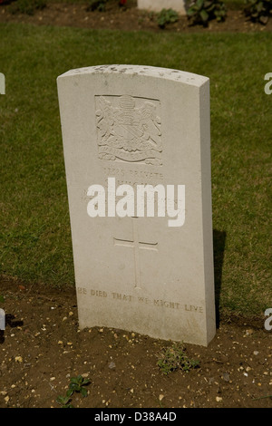 Point 110 New British Cemetery Mametz sur la Somme et tombe d'un soldat tué Manchester Regiment 1916 Première Guerre mondiale Banque D'Images