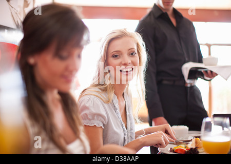 Les femmes ayant le petit déjeuner ensemble dans cafe Banque D'Images