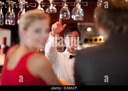 Offre d'offrir plus d'un verre au bar Banque D'Images