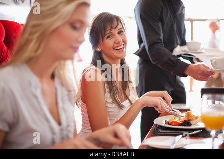 Les femmes ayant le petit déjeuner ensemble dans cafe Banque D'Images