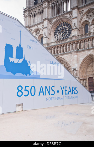 L'affichage célébrer 850 ans de la cathédrale Notre Dame de Paris. Banque D'Images