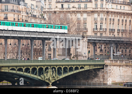 Un paris métro traverse pont de Bir Hakeim à Paris. Banque D'Images