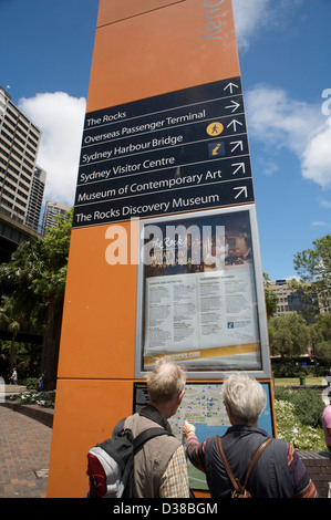 Un grand panneau du point d'information orange à Circular Quay Sydney Australie avec indicateurs de dire aux gens où aller. Banque D'Images