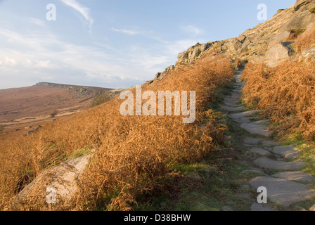 Sentier raide pour atteindre le haut de Stanage Edge, Hathersage Moor, Peak District, Derbyshire, Royaume-Uni Banque D'Images