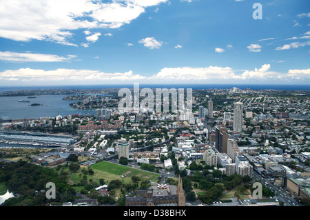 La vue sur le centre-ville de Sydney comme vu de la plate-forme d'observation des tours de Sydney, Nouvelle Galles du Sud, Australie Banque D'Images