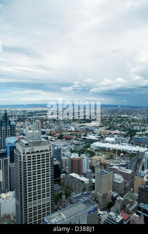 La vue sur le centre-ville de Sydney comme vu de la plate-forme d'observation des tours de Sydney, Nouvelle Galles du Sud, Australie Banque D'Images