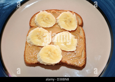 Peanutbutter Toast avec tranches de banane Banque D'Images