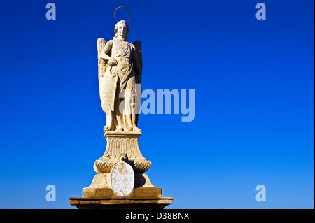 Statue de l'archange Saint Rafael sur le pont romain de Cordoue, Andalousie, Espagne Banque D'Images