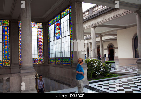 Château de Chapultepec à Mexico DF - Escalier, s'ouvre sur la terrasse de la cour centrale avec résidence l'entourent Banque D'Images