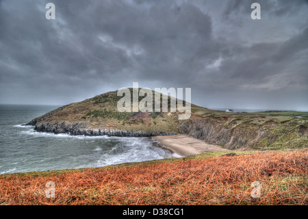 Mwnt plage et pointe avec l'église de la Sainte Croix Banque D'Images