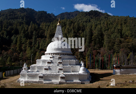 Chorten Chendebji chorten de style népalais, sur la route nationale entre Wangdiphodrang et Trongsa, Bhoutan Banque D'Images