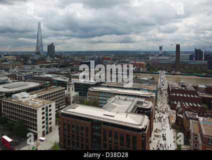 La passerelle du millénaire sur la Tamise vers la Tate Modern et les strates Tower, vue de St Paul's, Londres. Banque D'Images