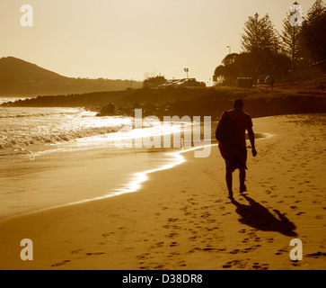 Walker sur la plage de Byron Bay, NSW, Australie Banque D'Images