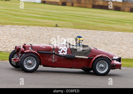 1935 Aston Martin Ulster avec chauffeur au cours de l'Archer Stephen Brooklands course pour le trophée au Goodwood Revival 2012, Sussex, UK. Banque D'Images