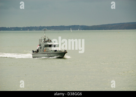 P274 archer bateau de patrouille de classe hms tracker entre dans le port de Portsmouth Banque D'Images