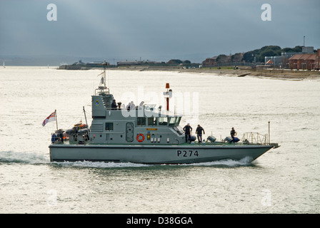 P274 tracker hms archer de patrouille de la marine royale classe bateau entre dans le port de Portsmouth Banque D'Images