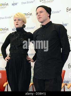 Chanteur et producteur Petone Nomi du groupe 'Blitzkids mvt.' sont représentés à la conférence de presse sur la décision préliminaire allemand 'Eurovision Song Contest 2013 - Notre chanson pour Malmoe' à Hanovre, Allemagne, 13 février 2013. Les candidats allemands pour le CES à Malmo seront choisis dans le TV Casting Show le 14 février 2013. Photo : PETER STEFFEN Banque D'Images