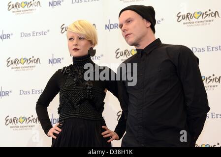 Chanteur et producteur Petone Nomi du groupe 'Blitzkids mvt.' sont représentés à la conférence de presse sur la décision préliminaire allemand 'Eurovision Song Contest 2013 - Notre chanson pour Malmoe' à Hanovre, Allemagne, 13 février 2013. Les candidats allemands pour le CES à Malmo seront choisis dans le TV Casting Show le 14 février 2013. Photo : PETER STEFFEN Banque D'Images