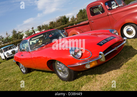 1969 Jaguar E-Type 4.2 dans le parking véhicule classique, 2012 Goodwood Revival, Sussex, UK. Vue de face. Banque D'Images