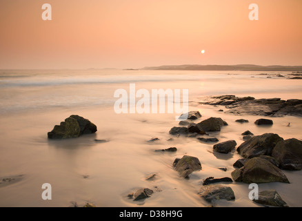 Laver les vagues sur les rochers, sur la plage Banque D'Images