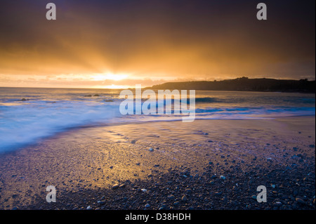 La vaisselle des vagues on Rocky beach Banque D'Images