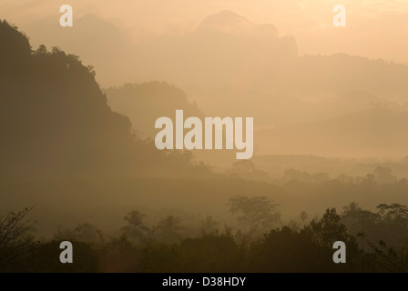 Silhouette de collines dans un paysage brumeux Banque D'Images