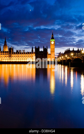 Bâtiments ornés reflète dans river Banque D'Images