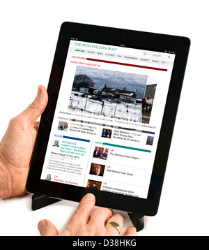 Application iPad montrant l'édition britannique de l'Huffington Post sur un 4ème génération d'Apple iPad, UK Banque D'Images