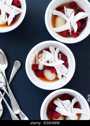 Tasses de salade de fruits à la noix de coco Banque D'Images