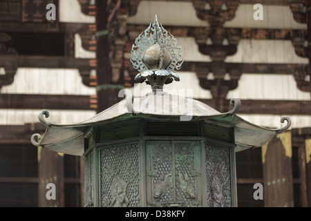 Détail de la tête de brûleur d'encens dans la cour de la Temple Todaiji à Nara, Japon Banque D'Images