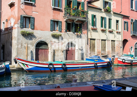 Bateau coloré et ont disparu dans des bâtiments quartier Castello de Venise Banque D'Images