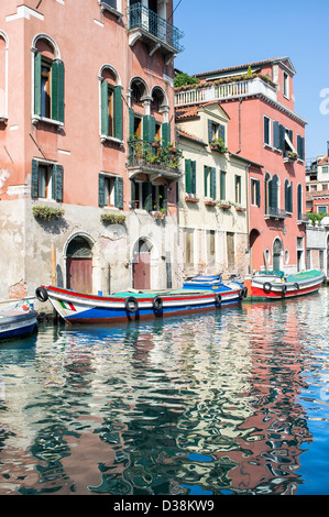 Bateau coloré et Canal Reflets dans quartier Castello de Venise Banque D'Images