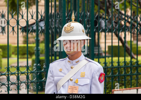 Garde côtière canadienne en uniforme de cérémonie blanc avec casque colonial au Grand Palace Bangkok Thaïlande Banque D'Images