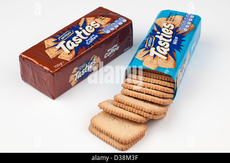 Deux paquets de 200 grammes de Mcvities Tasties Nice biscuits et café du matin Banque D'Images