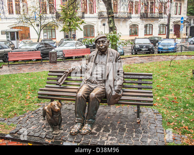 Monument à Nicholas Yakovtchenko et son chien, un teckel Fang-Fang, dans un parc à Ivana Franka Square, le centre-ville de Kiev, Ukraine Banque D'Images